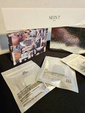 SEINT bundle Two cases Two eye shadows and one Brush